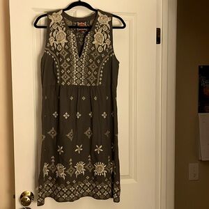 Johnny was sleeveless cotton embroidered dress.   Lose fit with a nice flow.